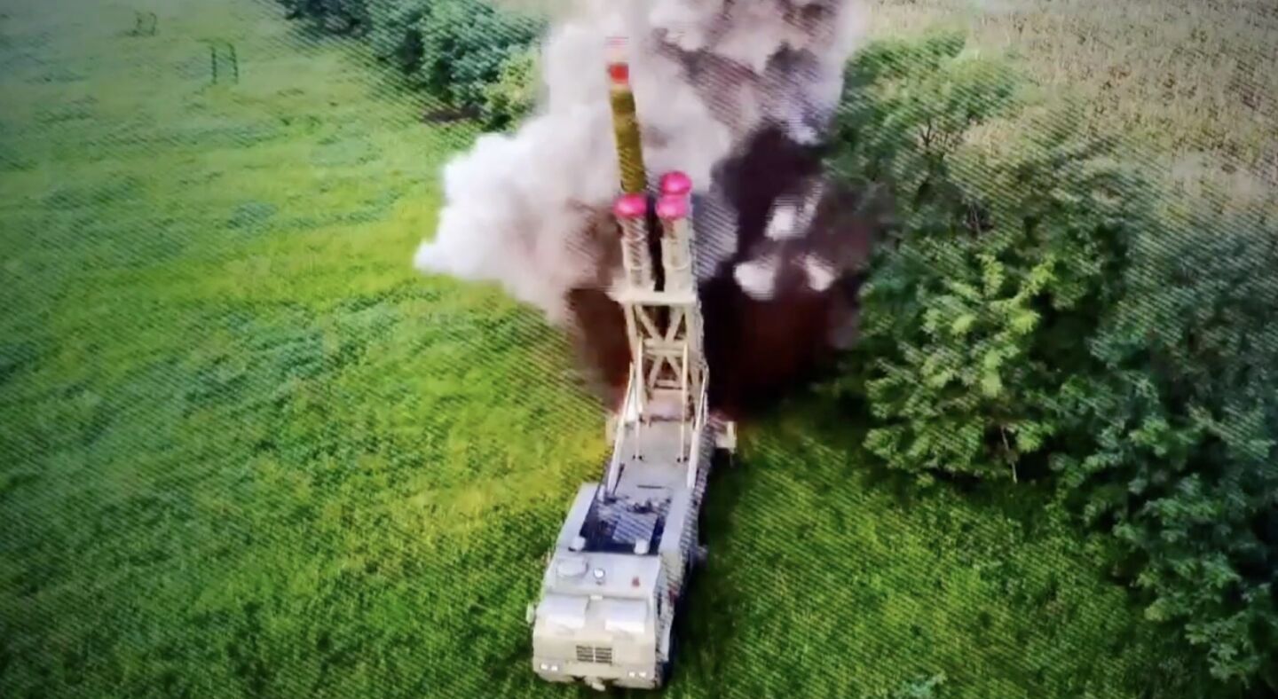 KN-25 체계의 600mm 방사포 발사