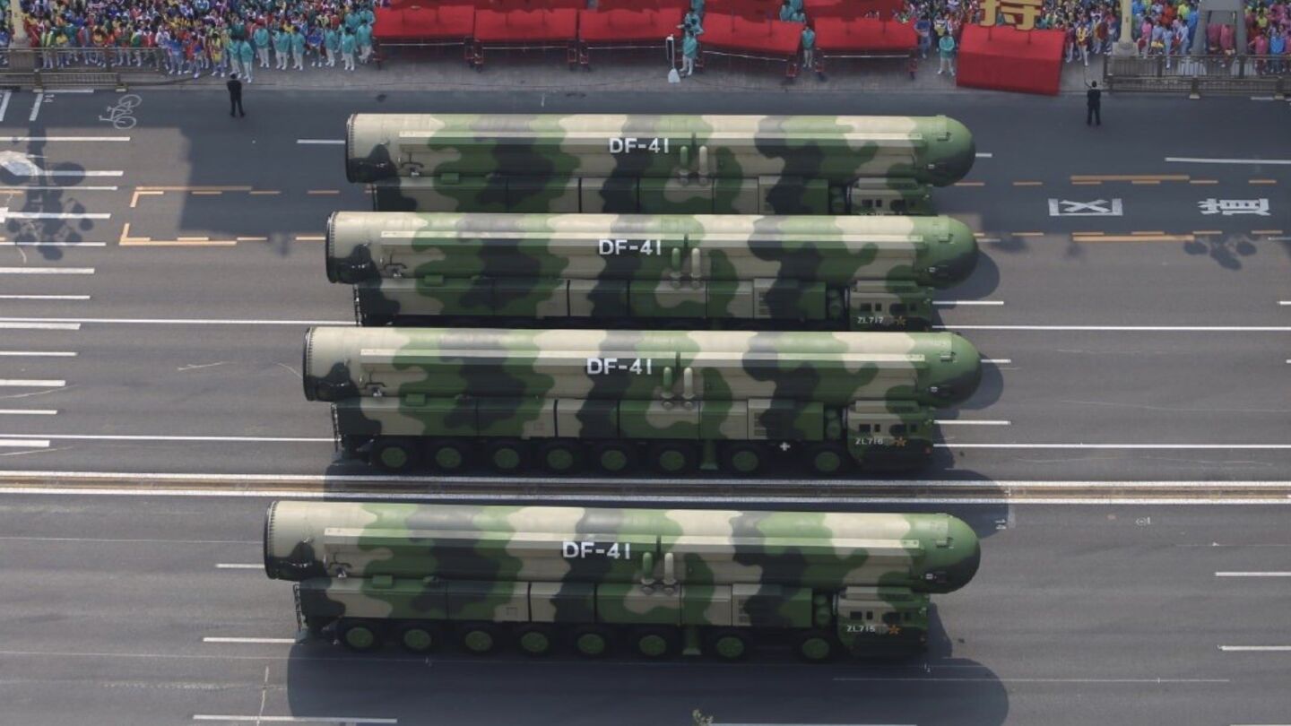 열병식에 등장한 DF-41 도로이동식 대륙간탄도미사일
