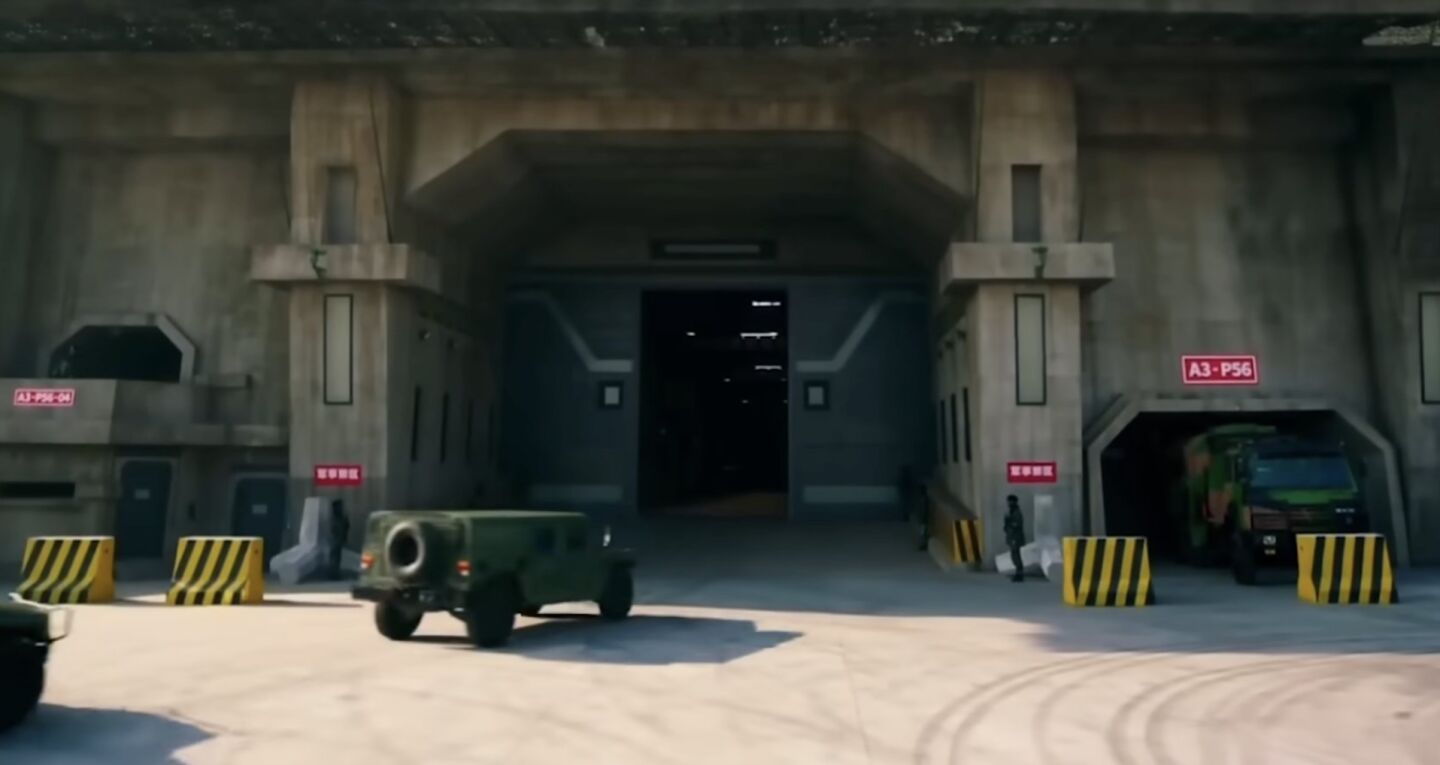 중국 지하 방호시설 입구의 차량들