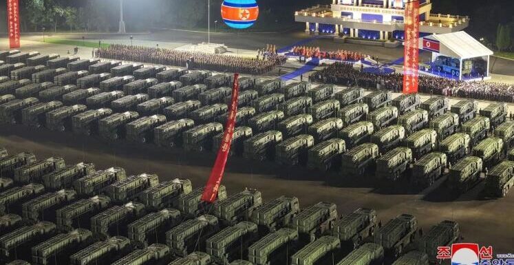 비무장지대 인근 조선 전방부대에 배치될 KN-24 탄도미사일 1,000발용 발사대 인도식