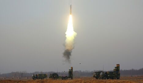 중국 HQ-9B 장거리 방공체계의 지대공미사일 발사 장면