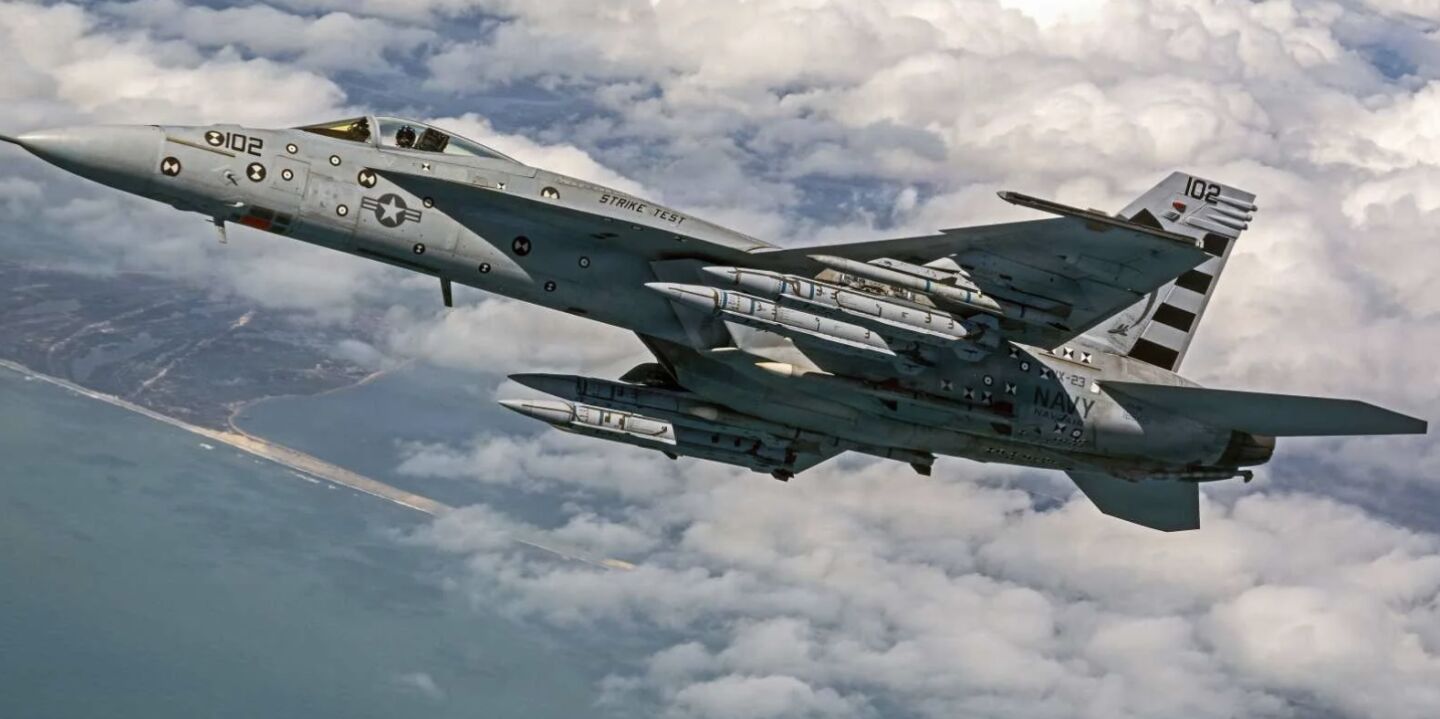 AIM-424 미사일을 탑재한 F/A-18E 전투기