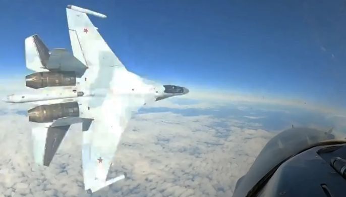 Su-35 Cuts in Front of F-16 Near Alaska